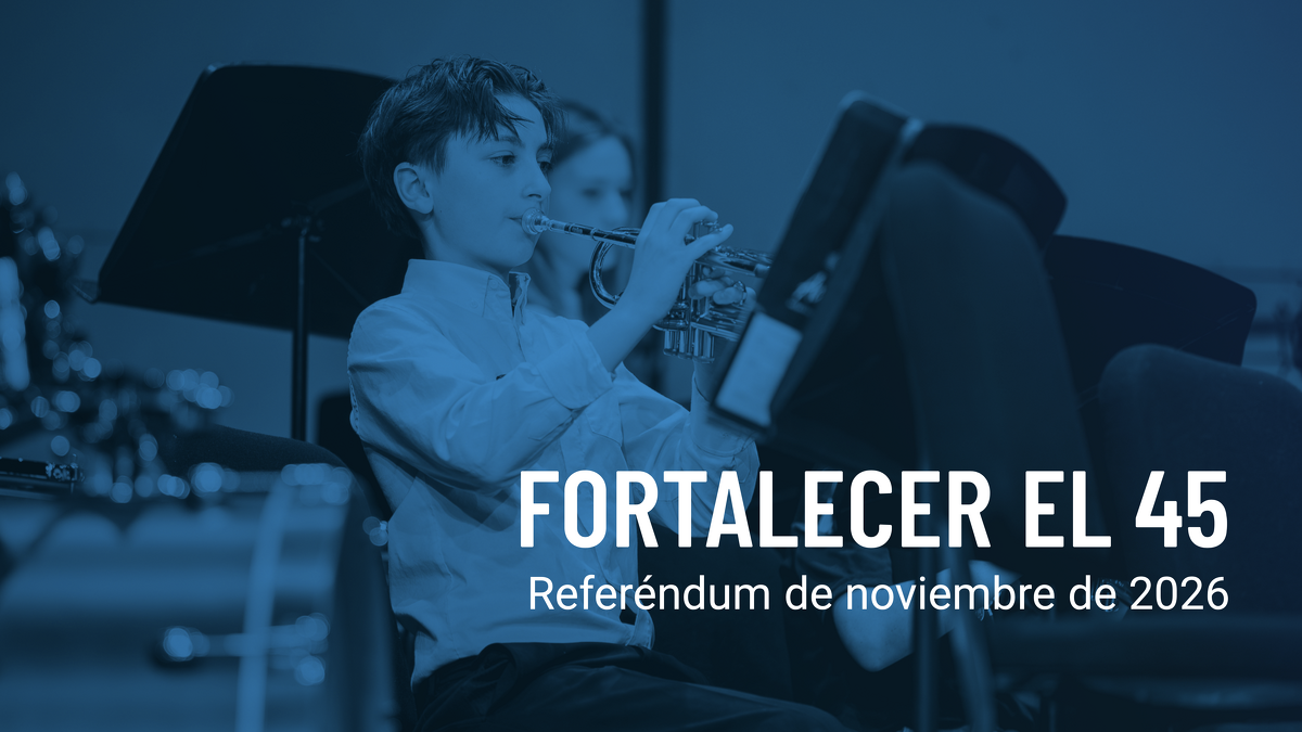 A boy in a white shirt plays the trumpet in a band. Text FORTALECER EL 45.